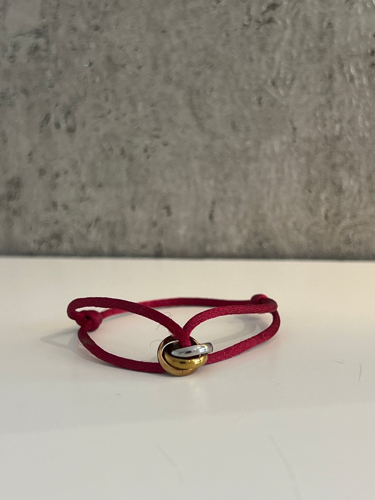 Cartier Armband - Rood Koord met Drie Ringen, Verzenden, Zo goed als nieuw, Rood, Goud