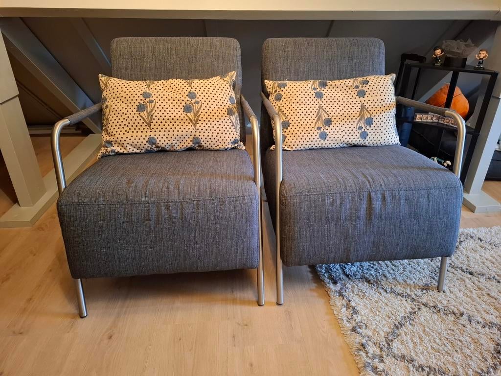 Twee comfortabele fauteuils - Grijs stof met metaal, Huis en Inrichting, Stoelen, Ophalen, Modern, Comfortabel, Gebruikt, Twee