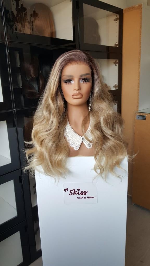 Luxe Lace Pruik: Uitgroei naar Blond en licht, Krul, Ophalen of Verzenden, Nieuw, Pruik of Haarverlenging