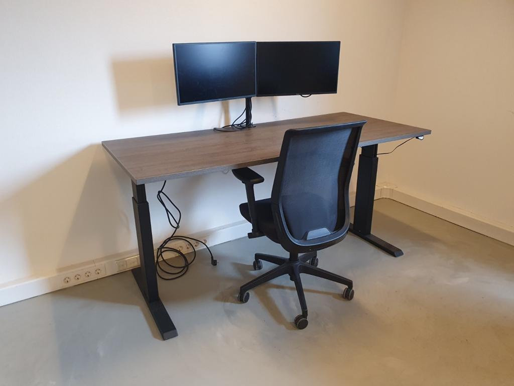 Elektrisch hoog laag bureau, stoel, schermen met steun, Werkplek, Ophalen, Gebruikt, Bureau