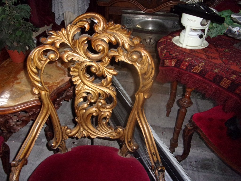 Antieke Gouden Stoel met Rood Fluweel, Ophalen