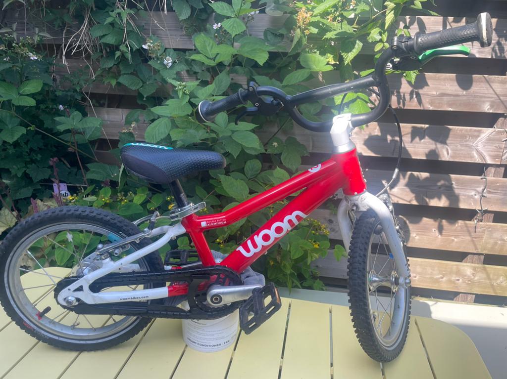 Woom 2 kinderfiets rood, Fietsen en Brommers, Ophalen of Verzenden, Zo goed als nieuw, Velgrem, Minder dan 16 inch