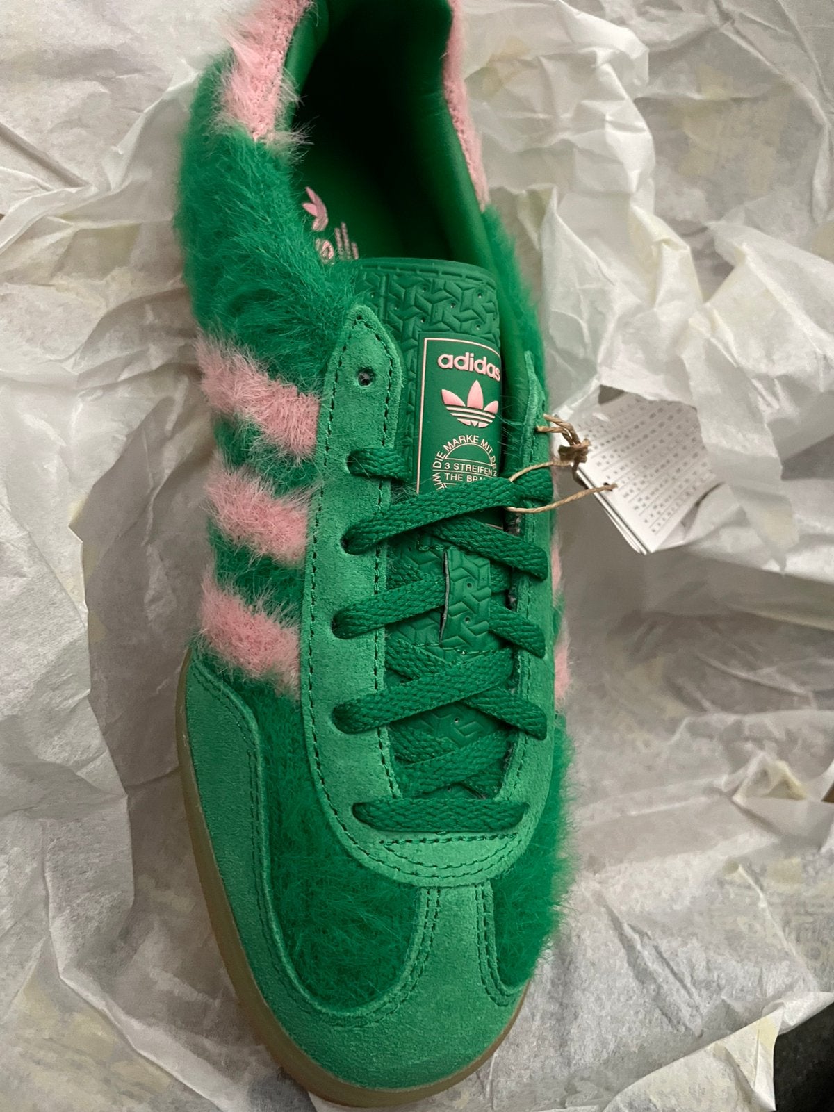 Adidas Gazelle fluffy groen met roze strepen 37 1/3 nieuw, Ophalen of Verzenden, Zo goed als nieuw, Groen, Sneakers of Gympen