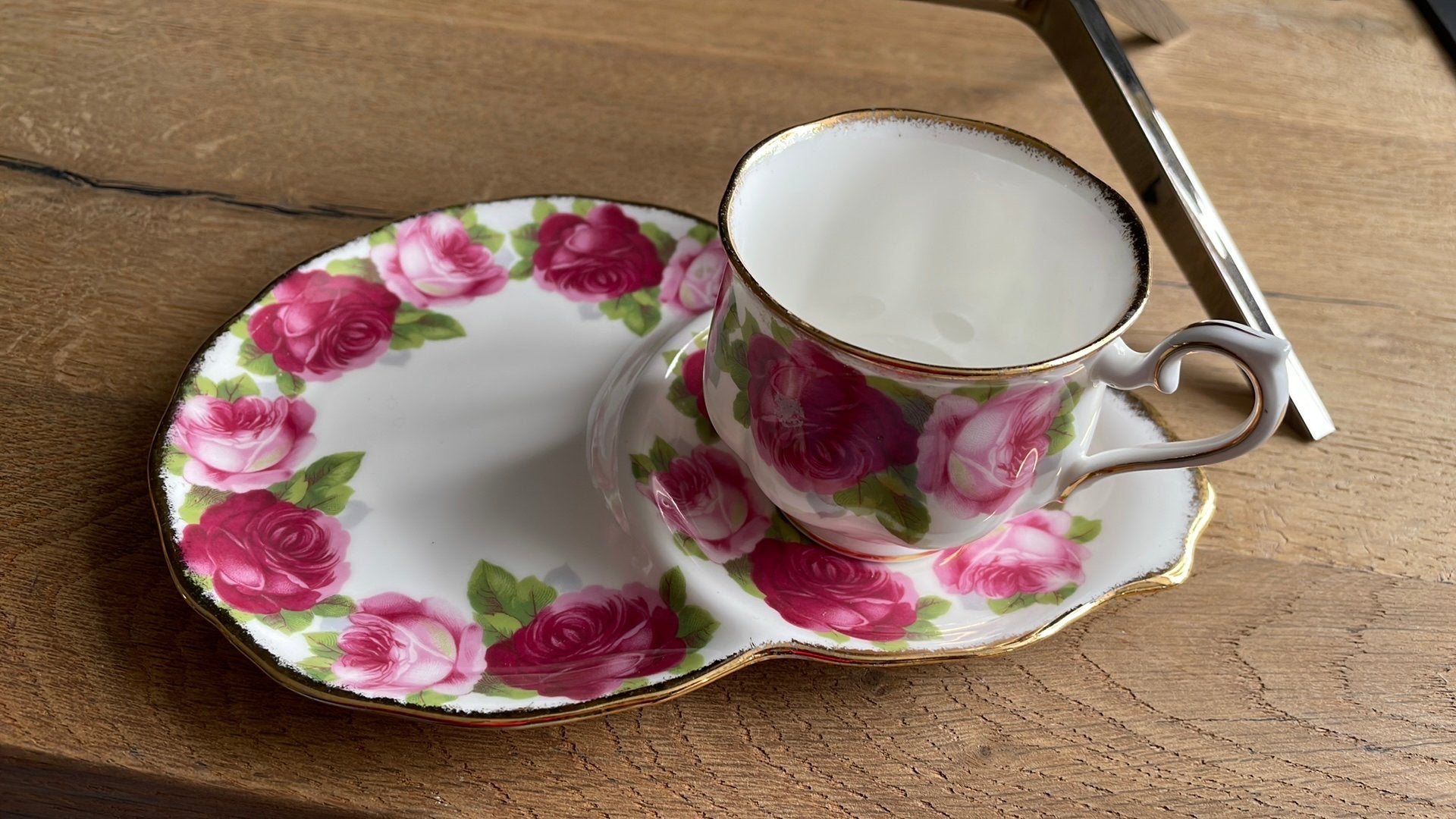 Royal albert OLD ENGLISH ROSE 🌹🌹TENNISSET, Ophalen of Verzenden, Zo goed als nieuw, Porselein, Kop en/of schotel