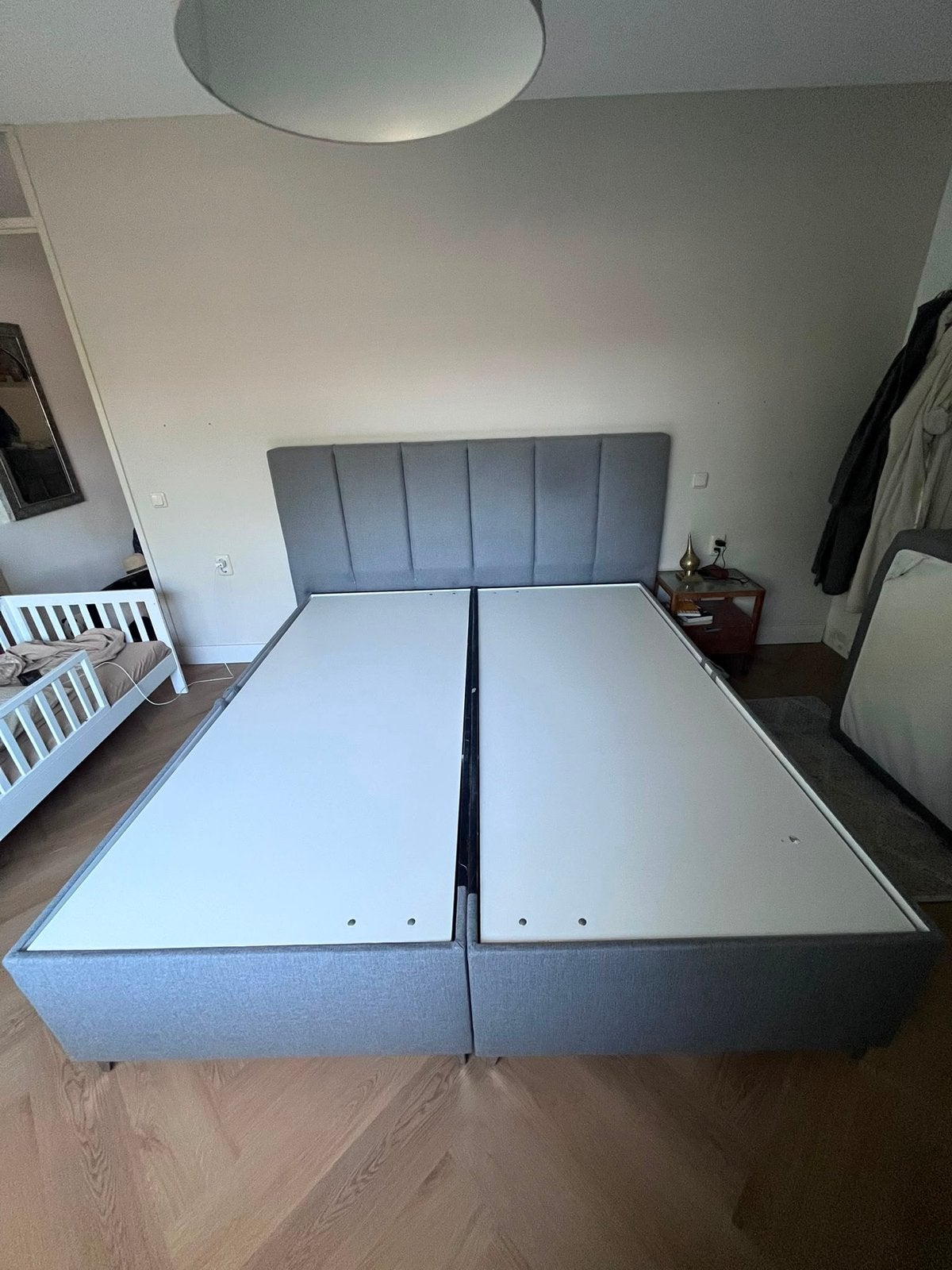 Tweepersoons bed met opbergruimte en hoofdbord, Ophalen, Tweepersoons, Zo goed als nieuw, 180 cm