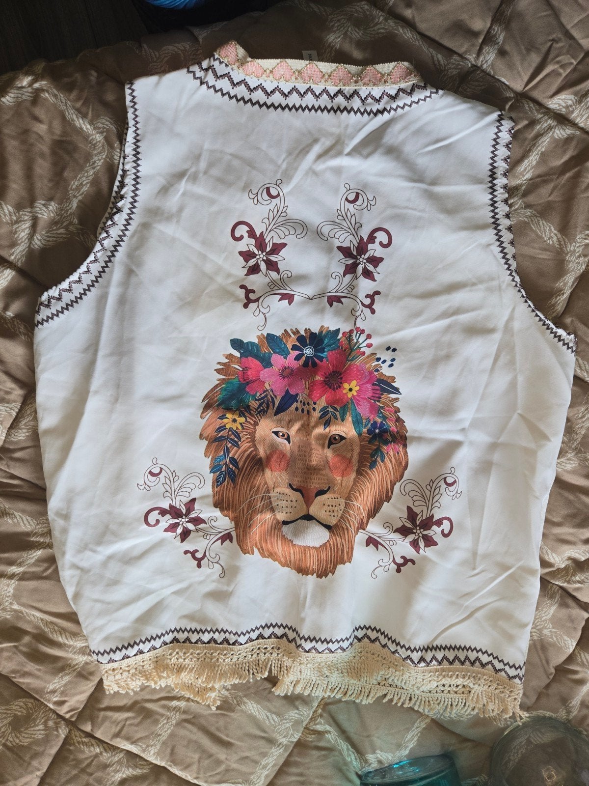 Supergaaf Gilet, Crème met Leeuw, Bloemen, Franjes. L, Beige, Maat 42/44 (L), Nieuw, Ophalen of Verzenden