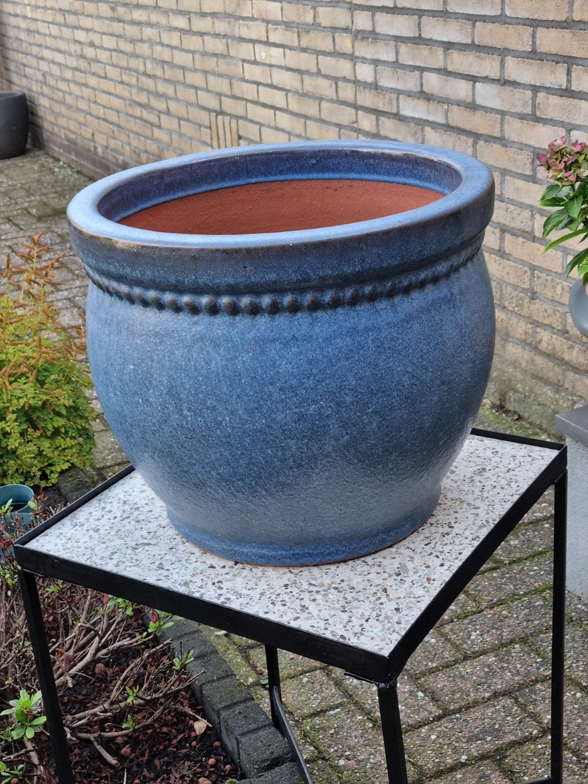 Bloempot 38 cm , mat blauw            met kraalrand, Steen, Rond, Zo goed als nieuw, Binnen