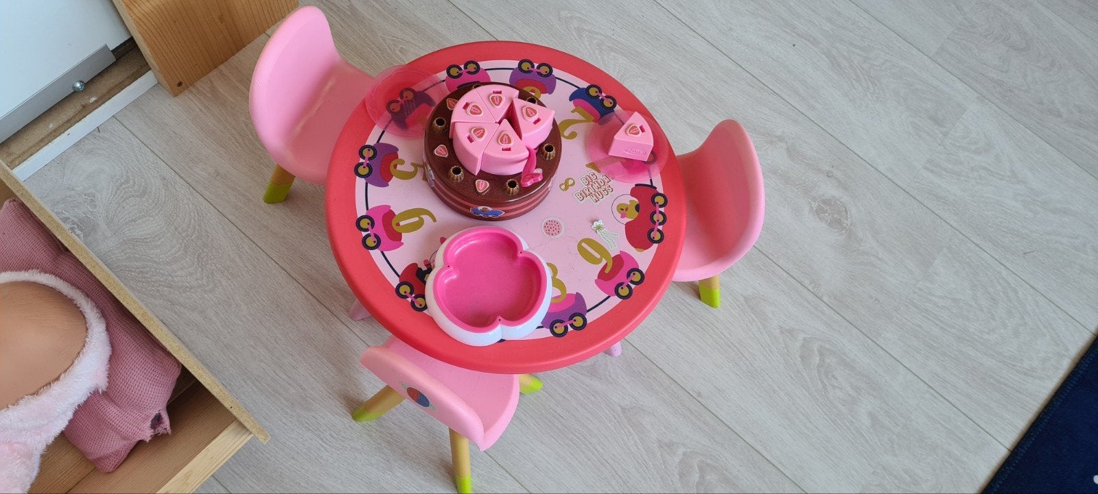 Pop met bedje en verjaardagstafel, Ophalen of Verzenden, Babypop
