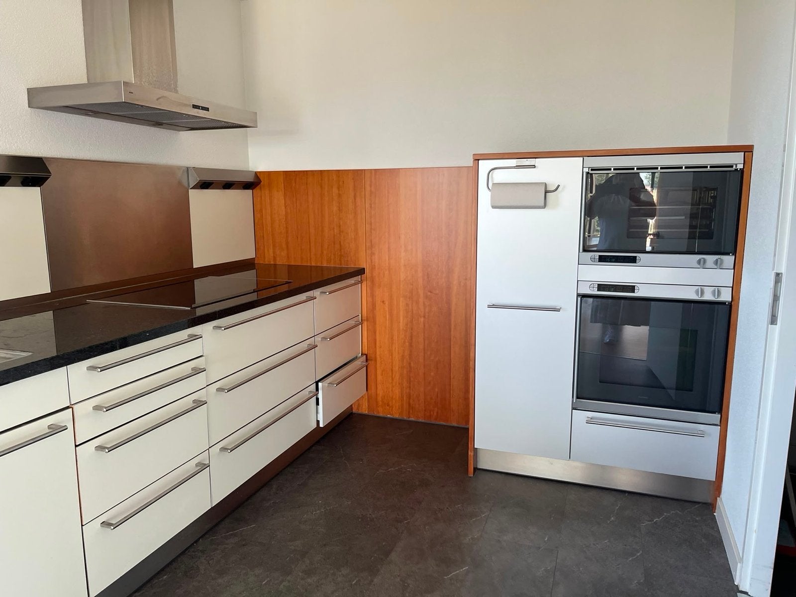 Moderne Bulthaup keuken met granieten blad, Huis en Inrichting, Keuken | Complete keukens, Ophalen, Wit, Graniet of Steen, Enkelwandige keuken