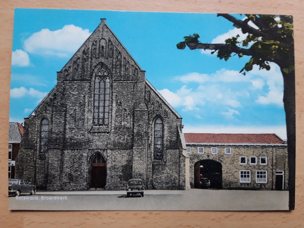 Bolsward , Broerekerk , met Ford Anglia en Peugeot 404, Ophalen of Verzenden, 1960 tot 1980, Ongelopen, Friesland