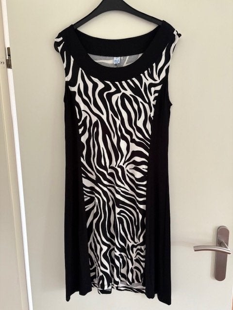 M&S jurk zebraprint maat L, Kleding | Dames, Jurken, Zwart, Maat 42/44 (L), Ophalen of Verzenden, Zo goed als nieuw