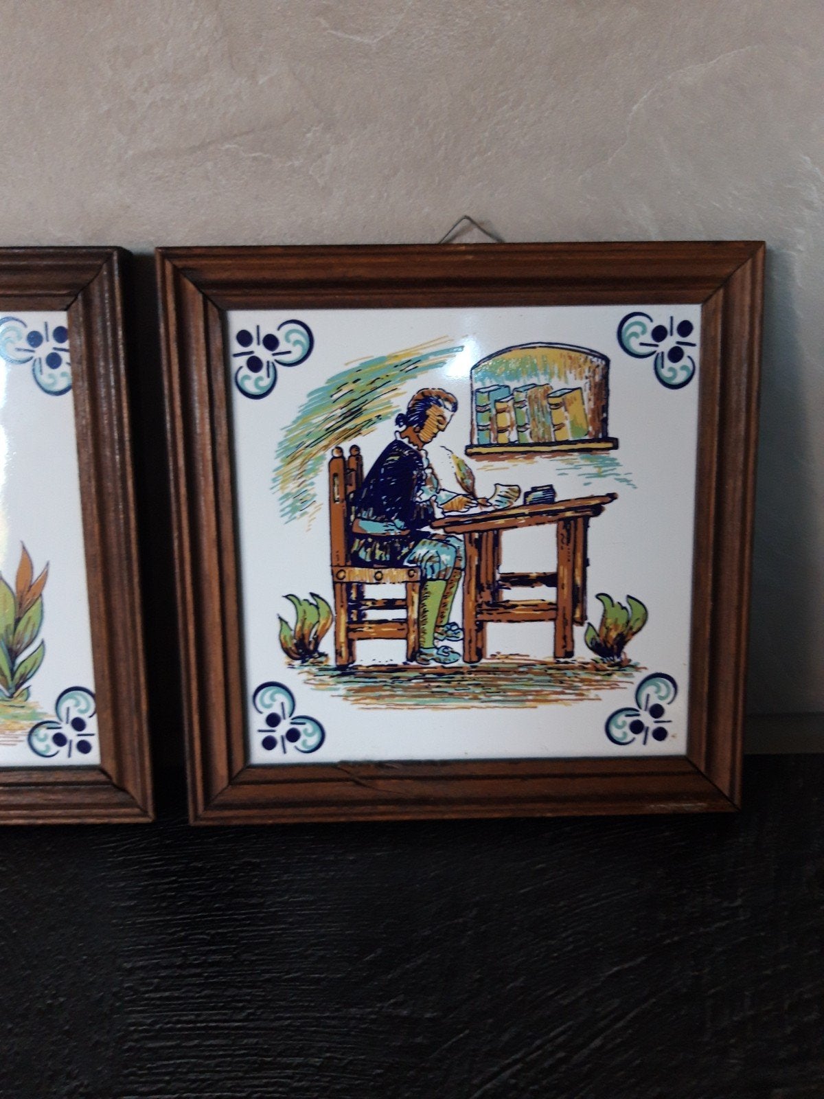 Te koop: 2 Oude vintage tegeltjes in houten lijst, Ophalen