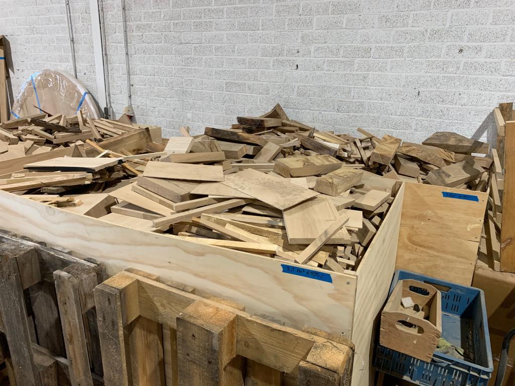 Mooi goed droog eikenhout en resten uit meubelfabriek, Tuin en Terras, Haardhout, Minder dan 3 m³, Ophalen, Eikenhout, Blokken