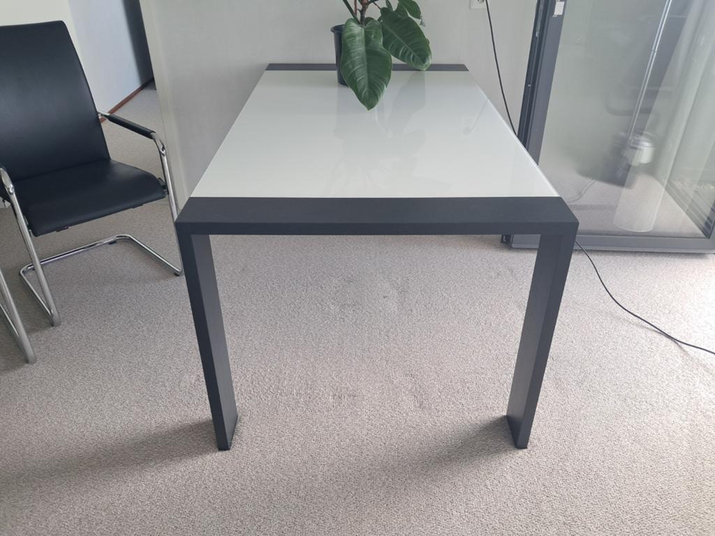Moderne eettafel met glazen blad. HULSTA, Huis en Inrichting, Ophalen, 100 tot 150 cm, Glas, Tot twee personen