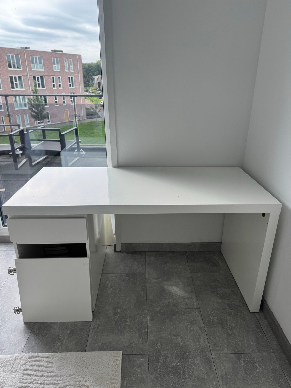 Ikea Malm Bureau Wit 140x65cm met kastje en lade, Huis en Inrichting, Gebruikt, Met lades, Spaanplaat of MDF, Ophalen of Verzenden