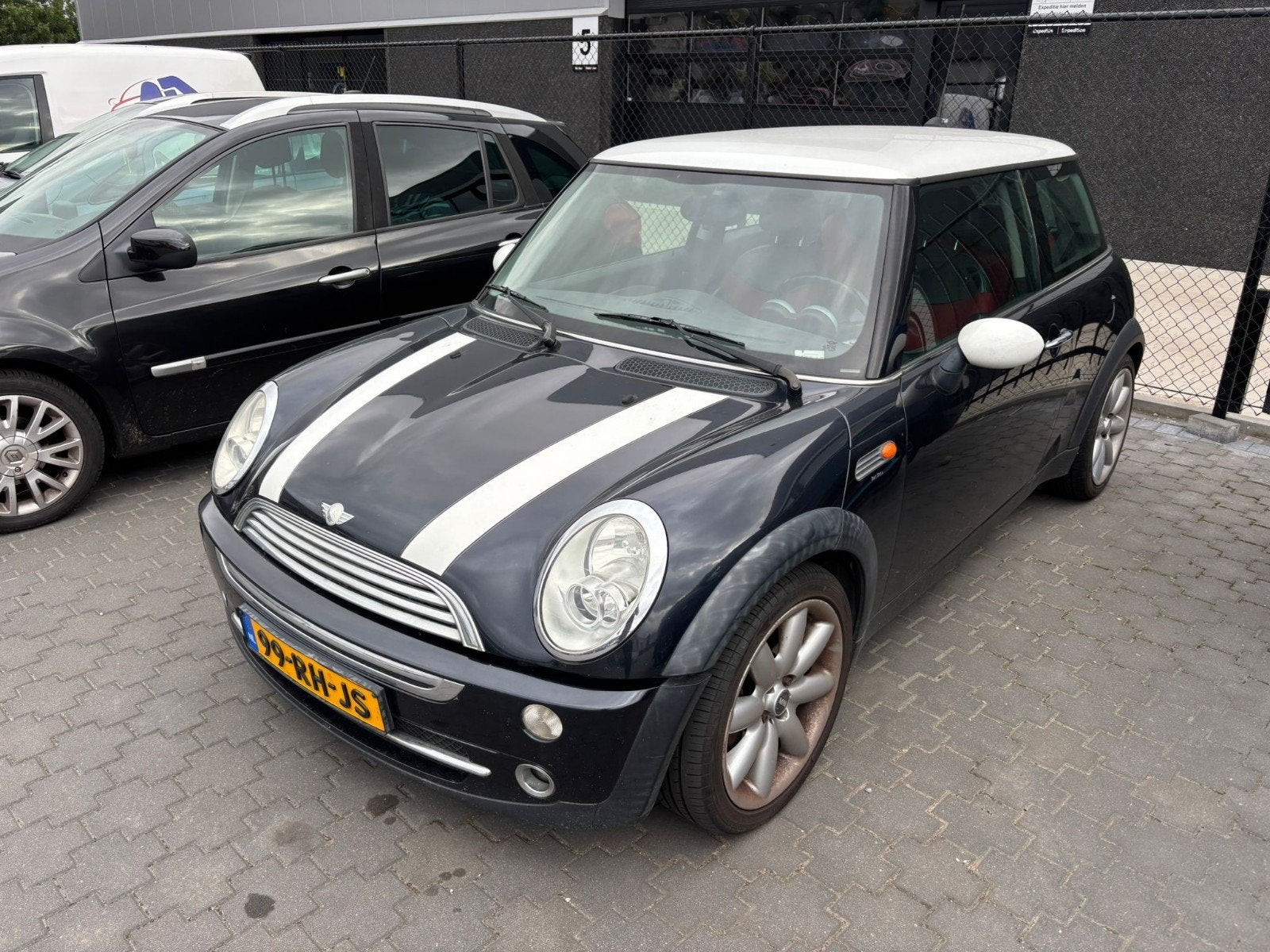 Mini Cooper 1.6 Benzine (2005) - APK 2027! Lekke koppakking, Auto's, Voorwielaandrijving, 4 cilinders, 4 stoelen, Zwart