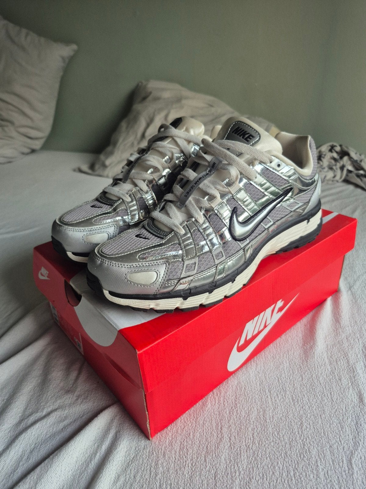 Nike P-6000 Metallic Silver - Nette staat, Kleding | Heren, Overige kleuren, Nike, Ophalen of Verzenden, Sneakers of Gympen