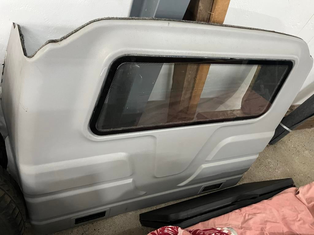 Tussenschot Mitsubishi Pajero 2000-2006 met glazen ruit, Gebruikt, Achterklep, Voor, Ophalen of Verzenden