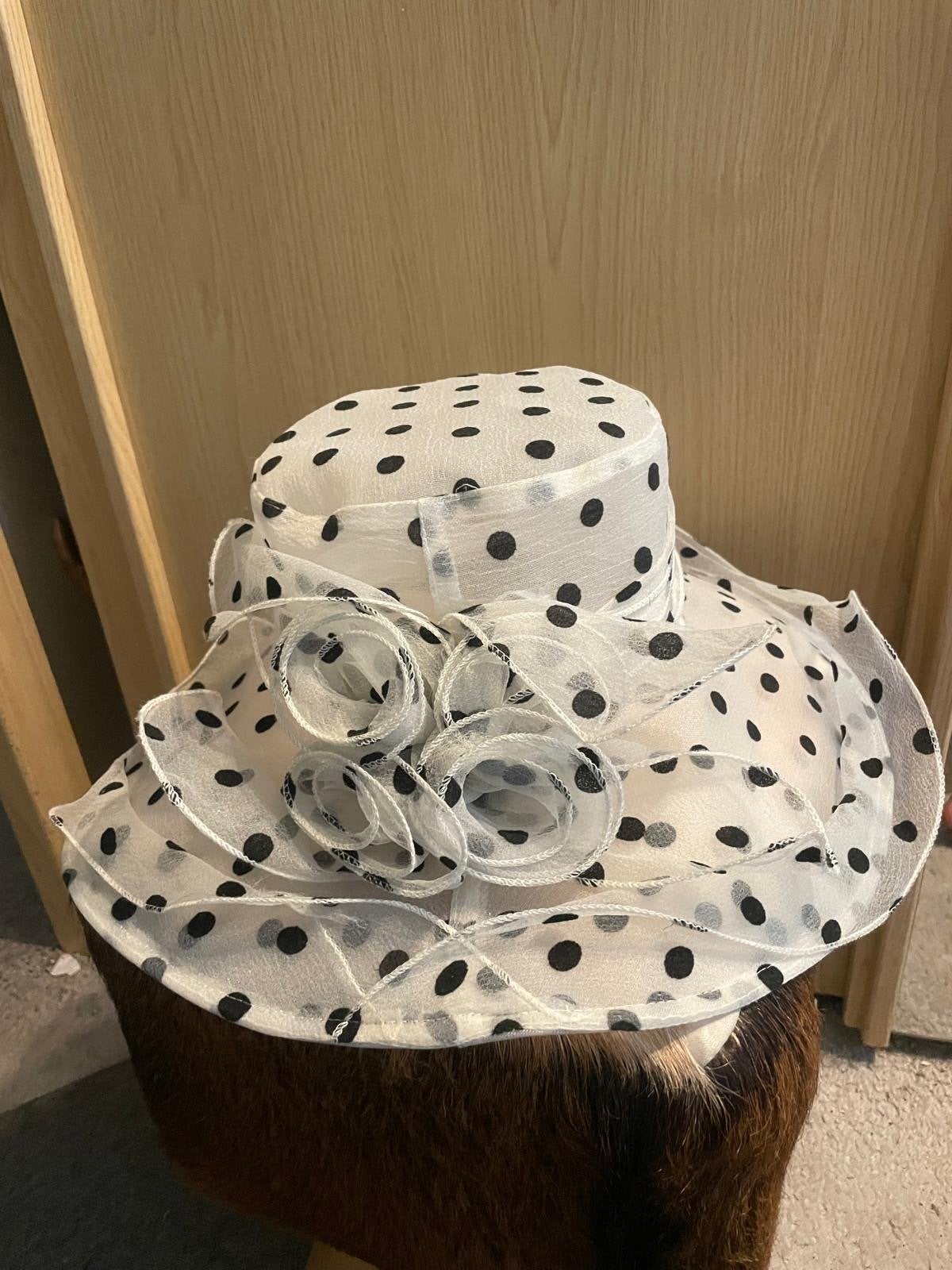 Elegante Witte Hoed met Zwarte Polka Dots en Bloemen, Ophalen of Verzenden, Nieuw, One size fits all, Hoed