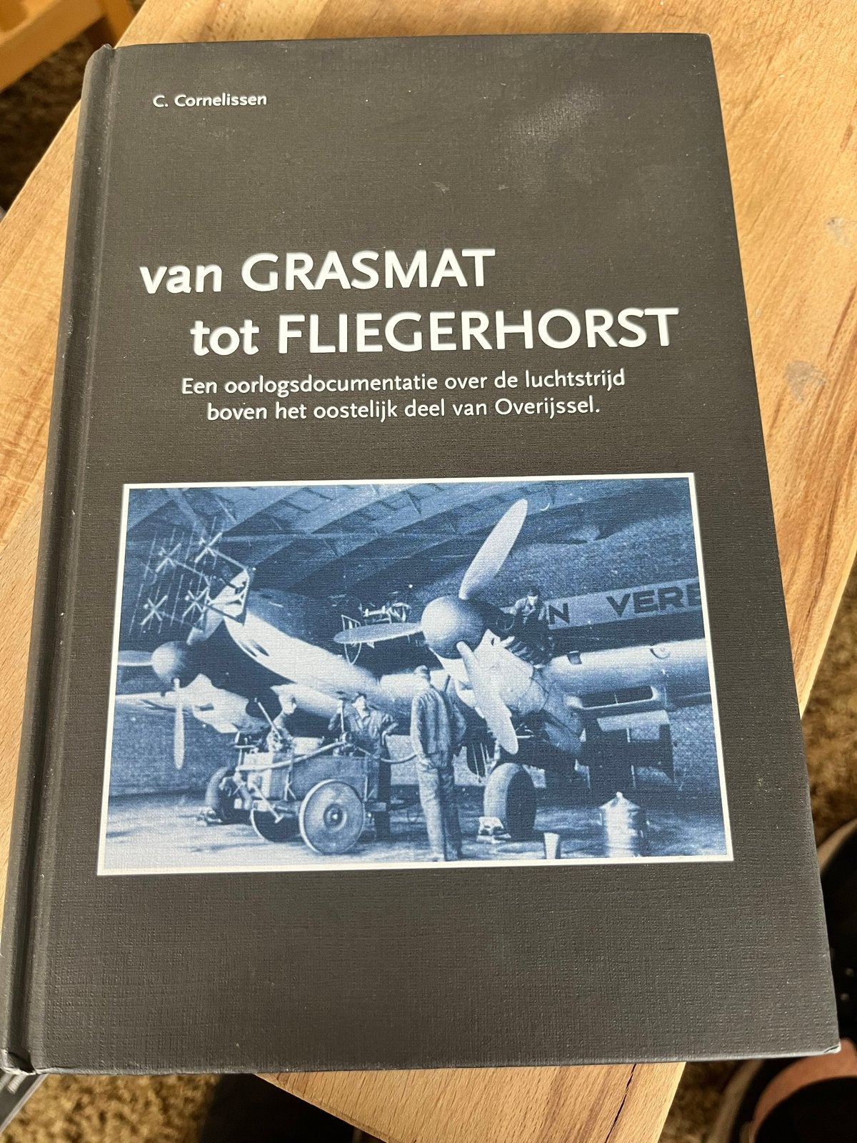 Van Grasmat tot Fliegerhorst - Oorlogsdocumentatie, Ophalen of Verzenden, Tweede Wereldoorlog, Zo goed als nieuw, Luchtmacht