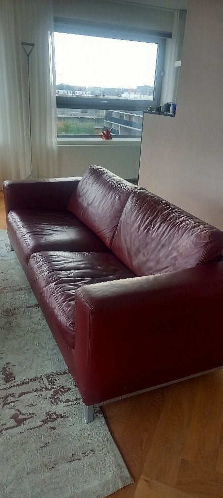 Twee Machalke klassieke bordeauxrode leren banken
