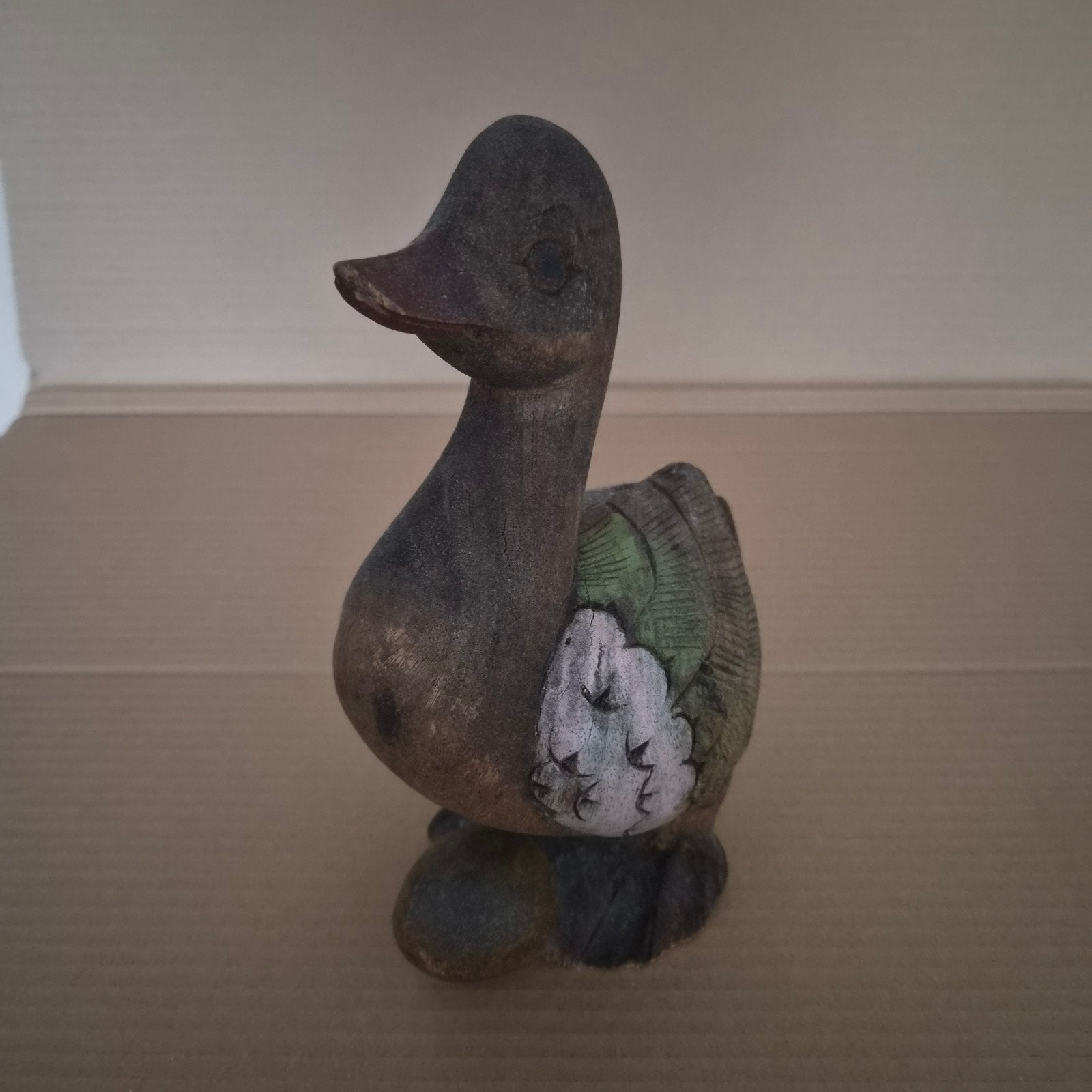 Houten eend beeldje met ei - 29 cm hoog, Antiek en Kunst, Kunst | Beelden en Houtsnijwerken, Ophalen of Verzenden, Hout, Houtsnijwerk