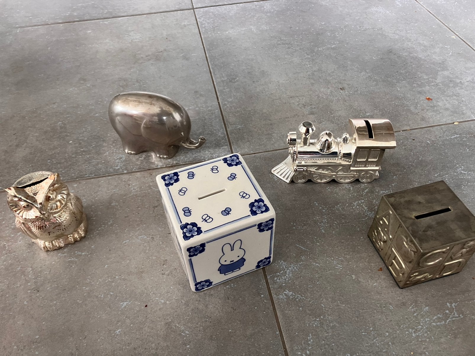 Delfsblauw Nijntje en metalen spaarpotten, Verzamelen, Spaarpotten, Ophalen of Verzenden, Zo goed als nieuw, Metaal of Blik, Overige thema's