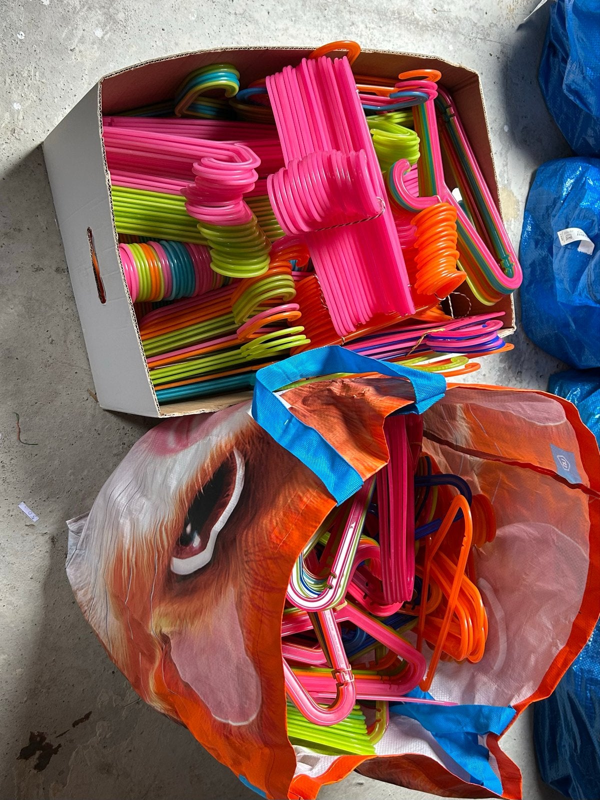 Grote partij kleurrijke kledinghangers voor kinderen, Kleding | Dames, Kledinghangers, Ophalen, Gebruikt, Kunststof, Kinderen en Volwassenen