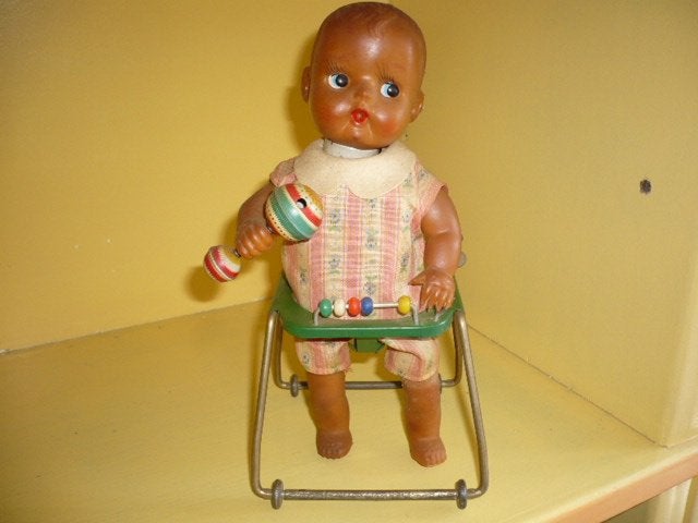 Mie18<>blik/rubber opwindbaar baby ( meisje) in loopwagentje, Ophalen of Verzenden