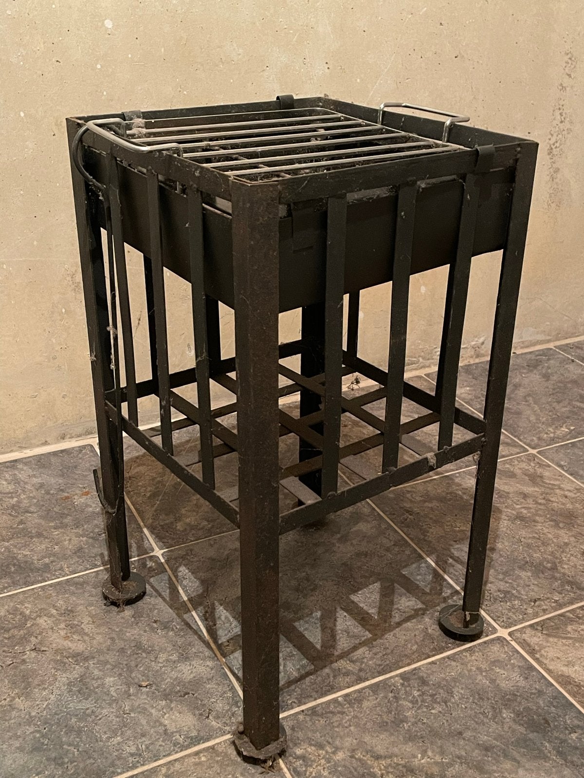 Robuuste metalen vuurkorf / barbecue, Ophalen, Gebruikt
