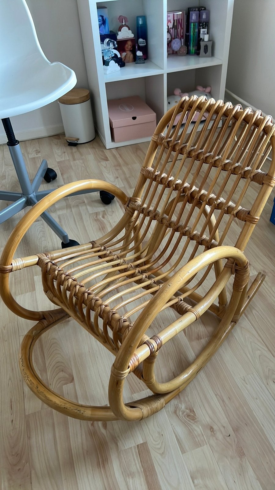 Vintage kinder schommelstoel bamboe rotan, Kinderen en Baby's, Kinderkamer | Tafels en Stoelen, Ophalen, Gebruikt, Stoel(en)