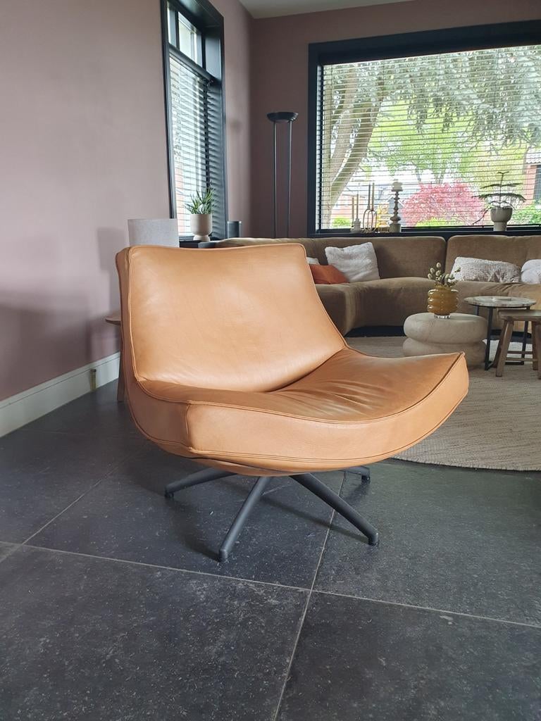Mooie leren draaistoel, cognac kleur,zwart metalen onderstel, Huis en Inrichting, Fauteuils, Ophalen, Gebruikt, Modern, Industrieel