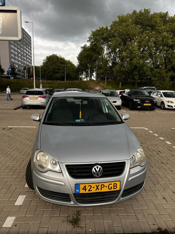 Volkswagen Polo 1.4 16V 59KW 2007 Grijs, Auto's, Volkswagen, Voorwielaandrijving, Stof, 40 €/maand, 4 cilinders