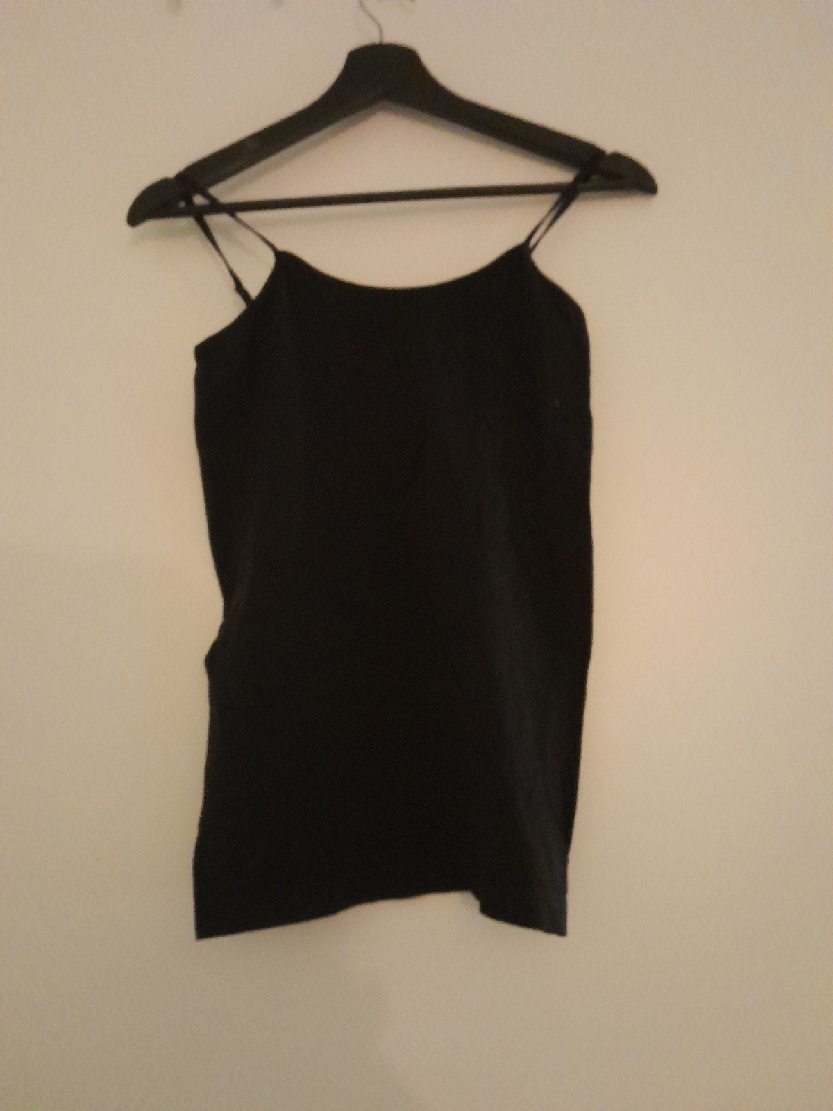 Zwart hemdje met spaghettibandjes - Maat L, Kleding | Dames, Zwart, Maat 42/44 (L), Ophalen of Verzenden, Zonder mouw