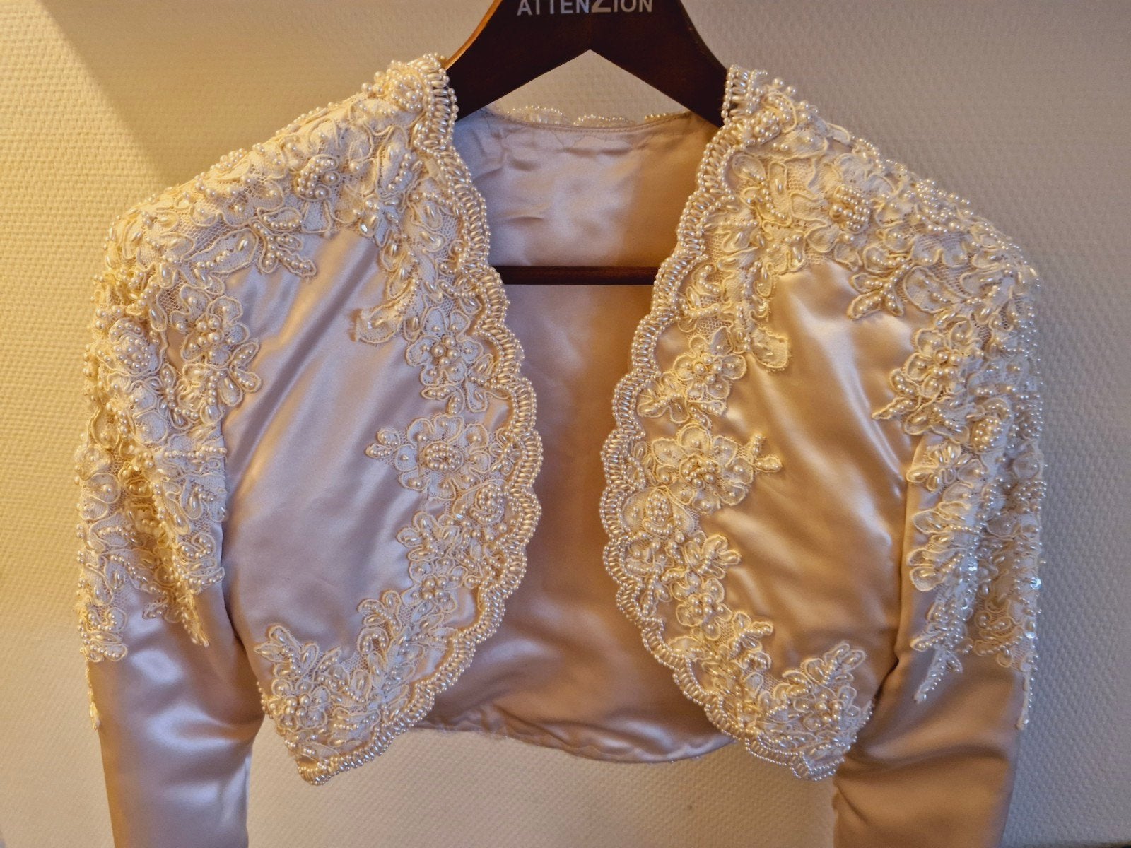 Elegante trouwjurk met bolero en parelborduurwerk, Kleding | Dames, Trouwkleding en Trouwaccessoires, Trouwjurk, Beige, Ophalen of Verzenden