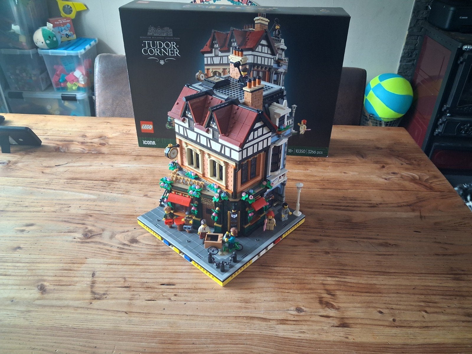 lego modular building tudor corner  10350, Kinderen en Baby's, Ophalen, Zo goed als nieuw