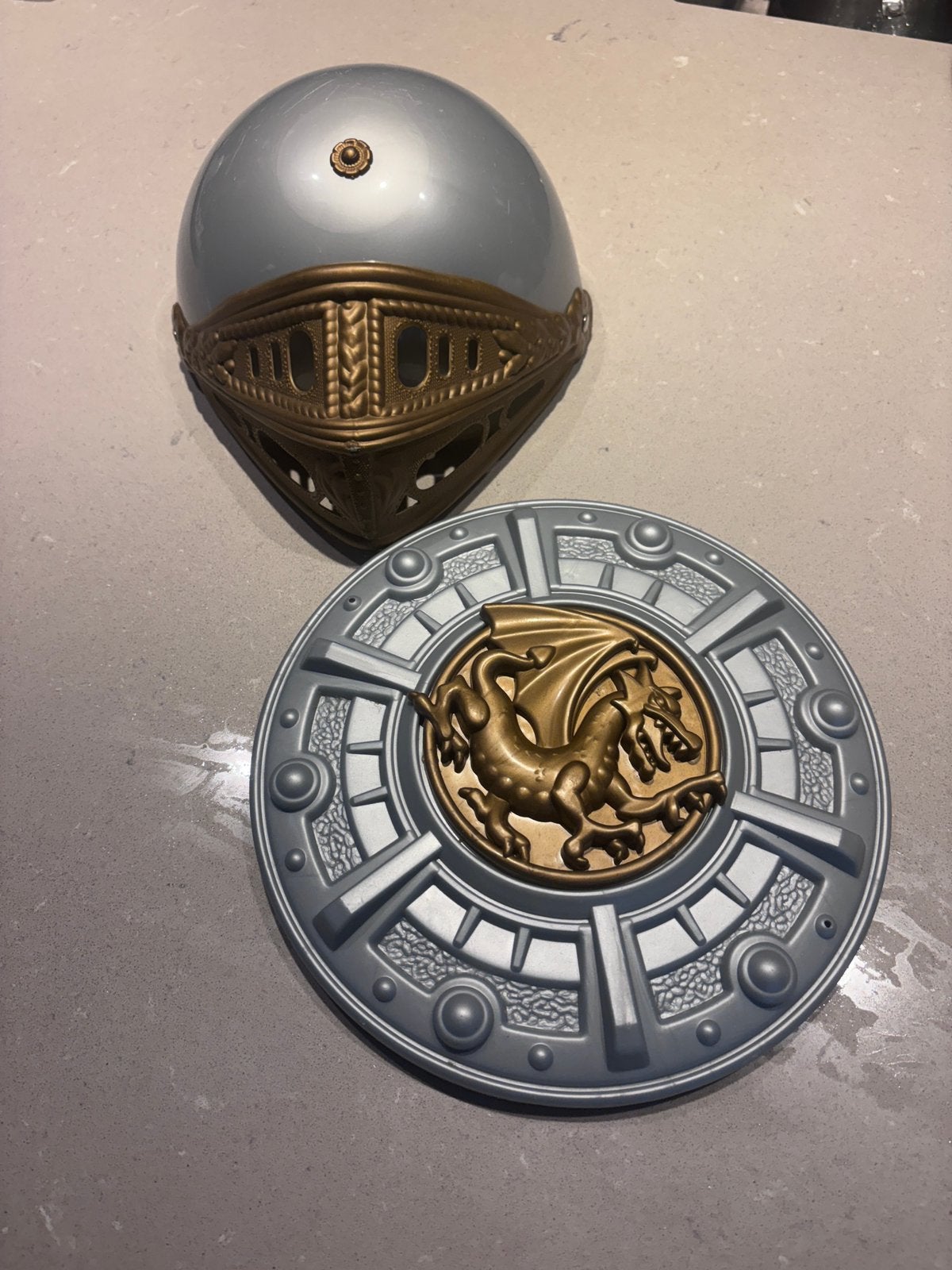 GRATIS kinder ridder helm en schild, Ophalen, Gebruikt, Jongen of Meisje