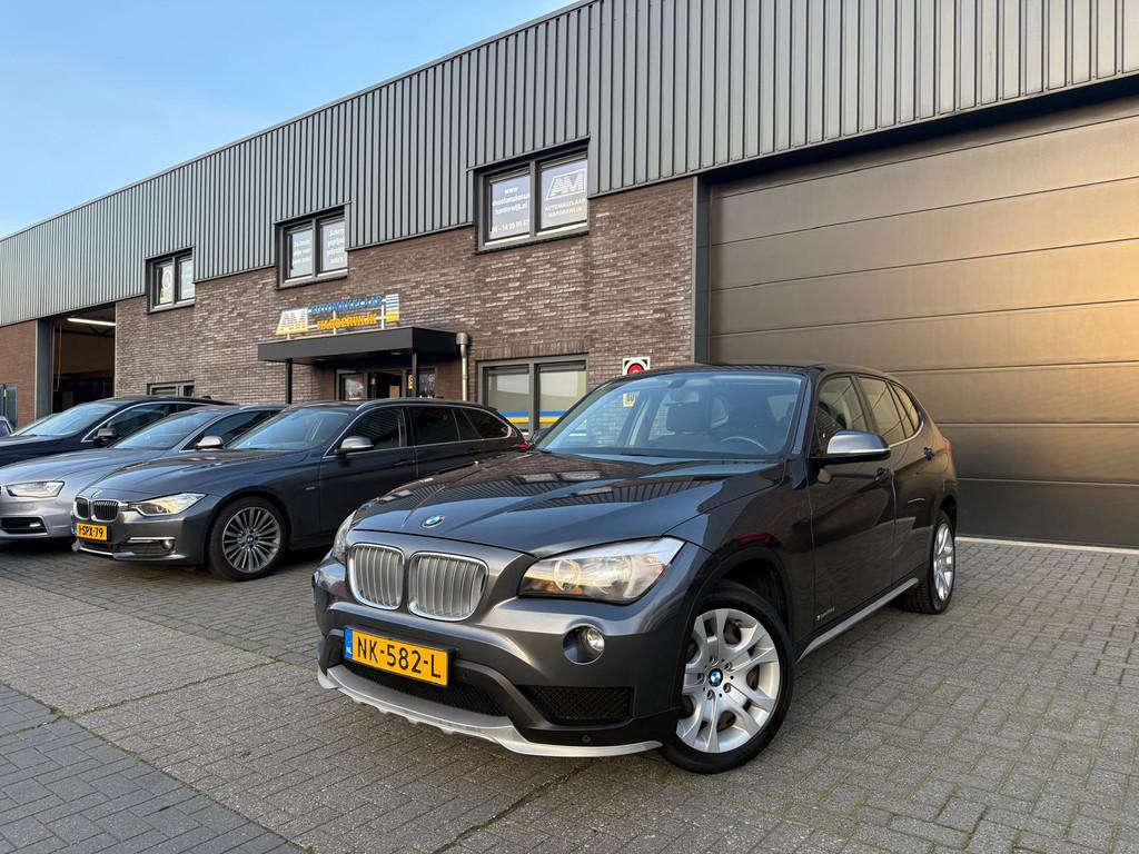 BMW X1 sDrive18d Executive | 1E EIGENAAR | 12MND GARANTIE |, Auto's, Euro 5, Zwart, Parkeersensor, Bedrijf