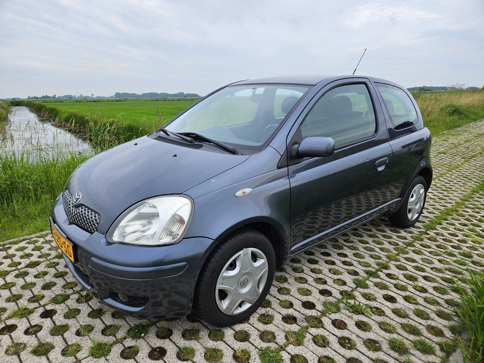 •Toyota Yaris 1.0 2005 | 90.700 km | Zeer nette staat, Stof, 31 €/maand, 4 cilinders, 855 kg