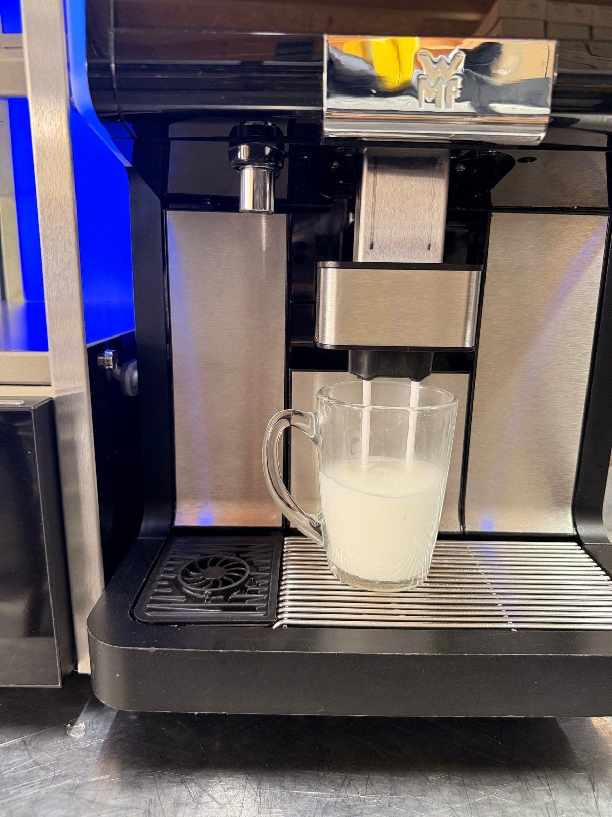 Foto 10 van WMF 5000 S+ Dynamic Milk – Complete set met Cup&Cool - 230V