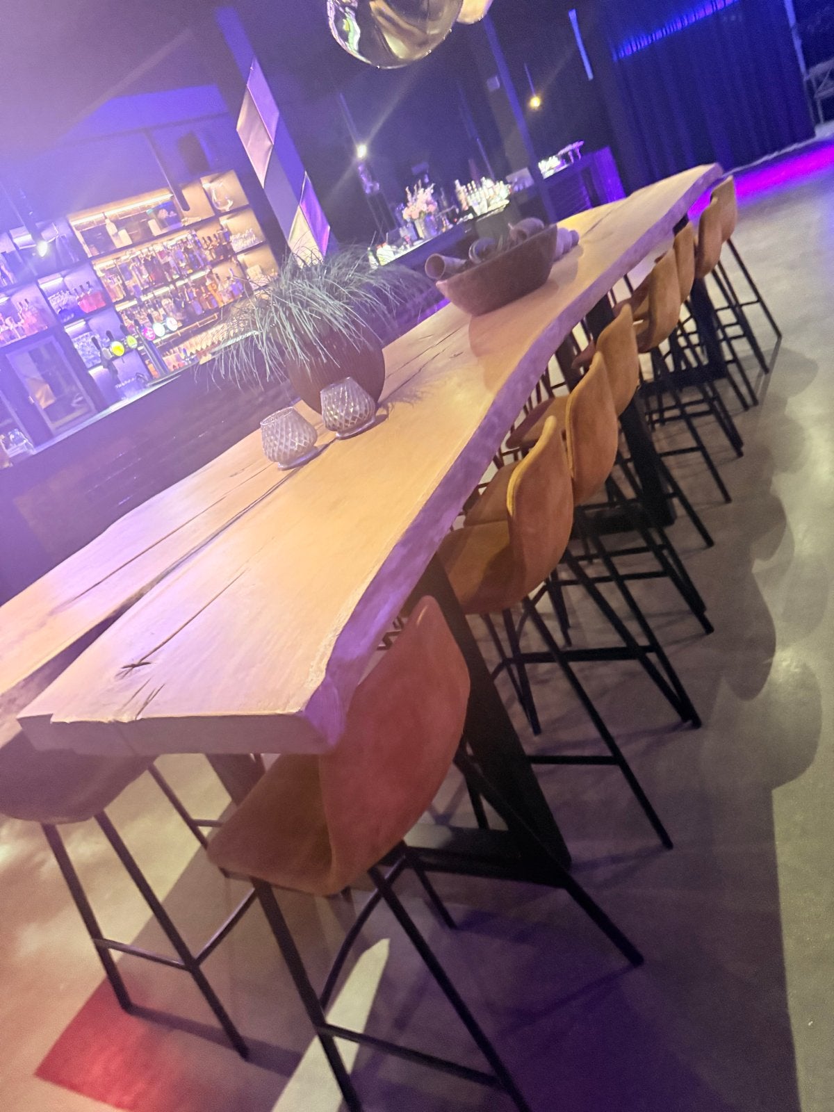 Boomstamtafel 5m met 16 gouden velours krukken, Ophalen of Verzenden, Gebruikt, Hout