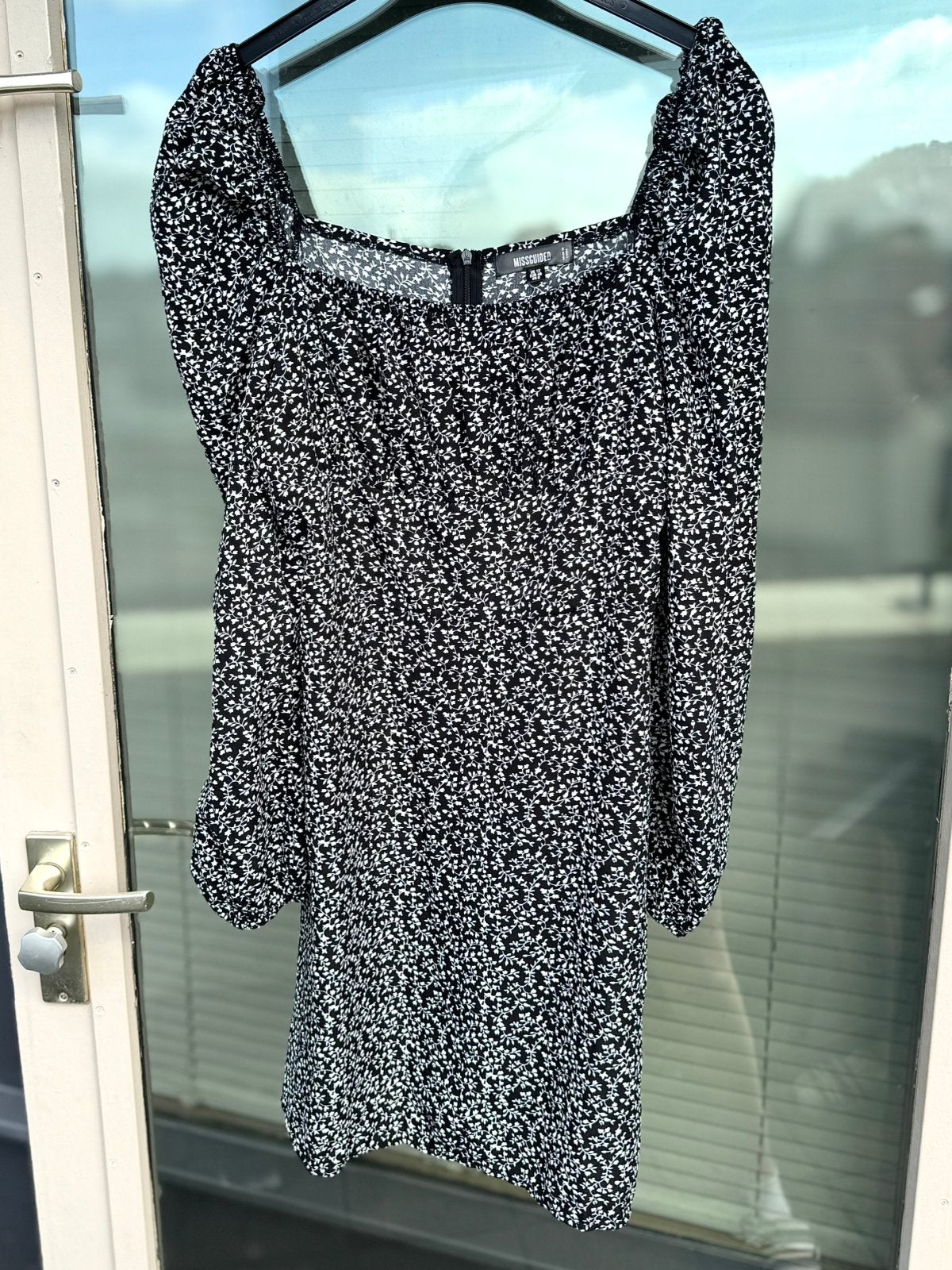 Bloemenprint mini jurk Missguided met pofmouwen maat 40, Maat 38/40 (M), Zwart, Ophalen of Verzenden, Gedragen