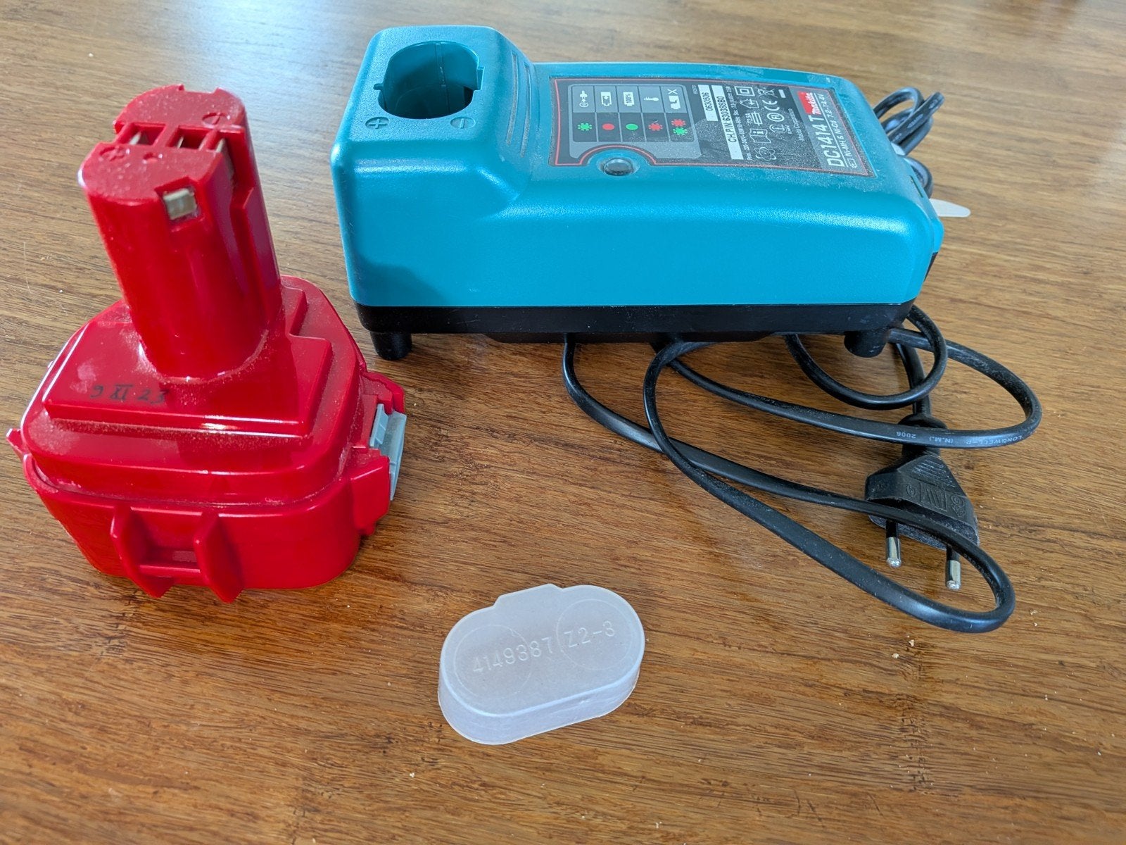Makita oplader + merkloze accubatterij, Ophalen, Gebruikt, Boor- en Schroefmachine