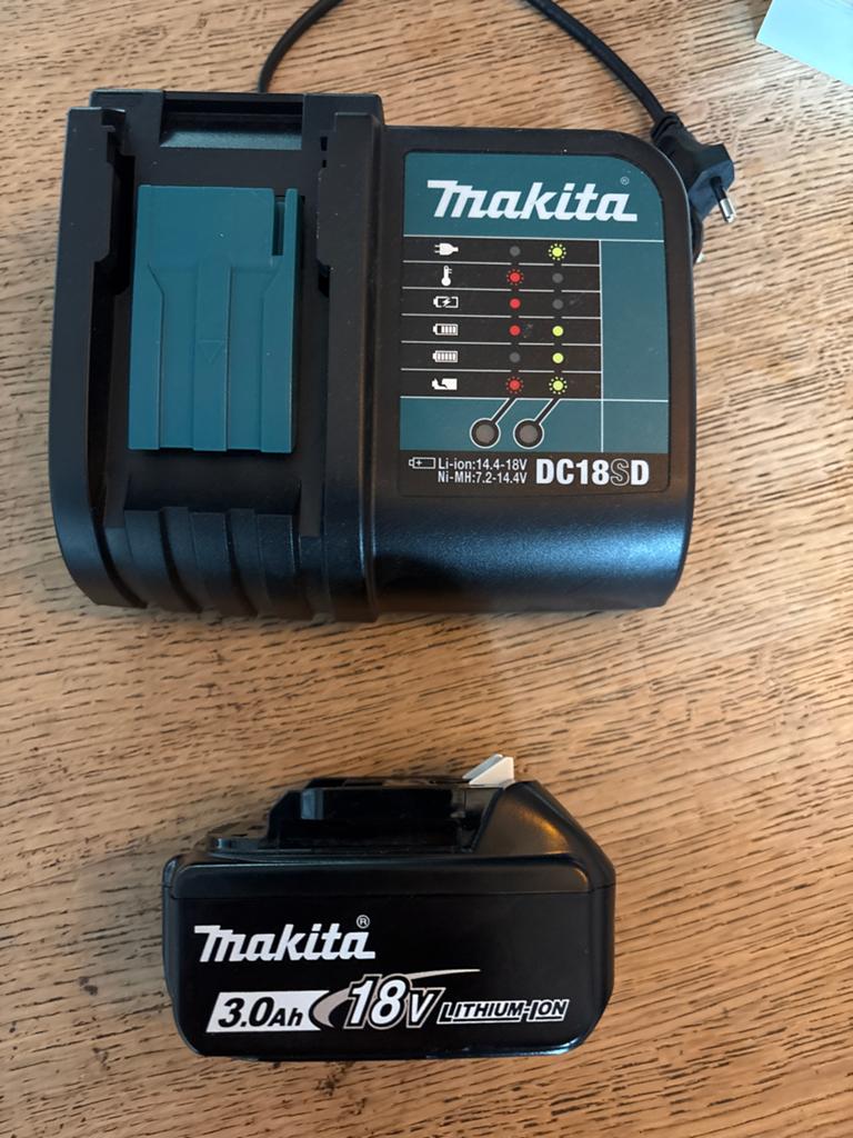 Makita 18V Accu 3.0Ah en Snellader DC18SD, Doe-het-zelf en Verbouw, Gereedschap | Machine-onderdelen en Toebehoren, Ophalen, Zo goed als nieuw