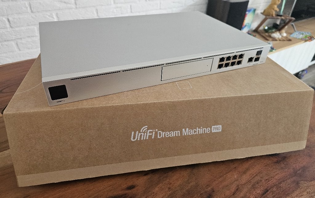 Ubiquiti UniFi Dream Machine Professional (UDM-PRO), Computers en Software, Ophalen of Verzenden, Zo goed als nieuw, Router met modem