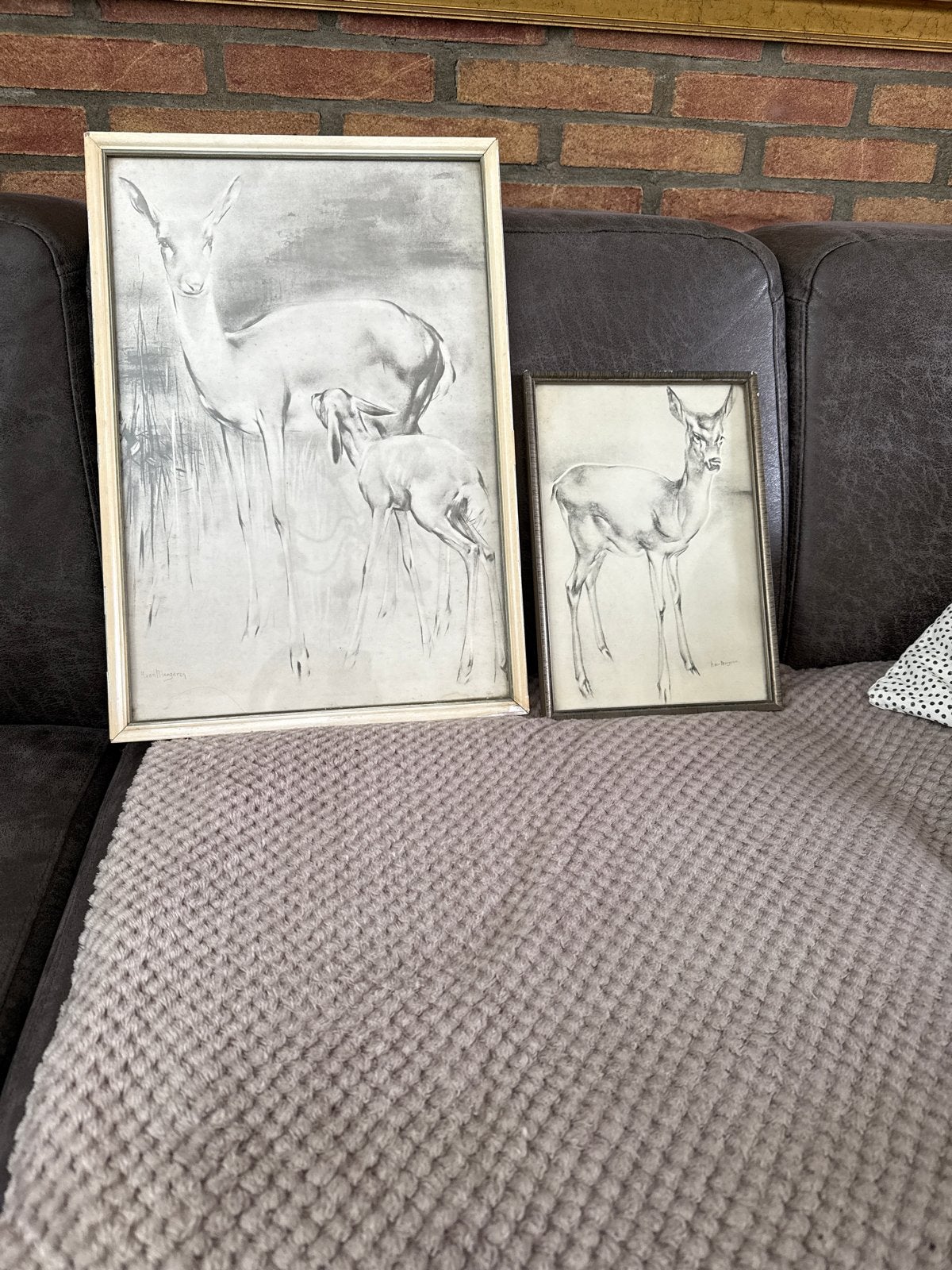 Twee ingelijste tekeningen van herten H. Van Meegeren, Ophalen of Verzenden, Tekening, Potloodtekening, Gesigneerd