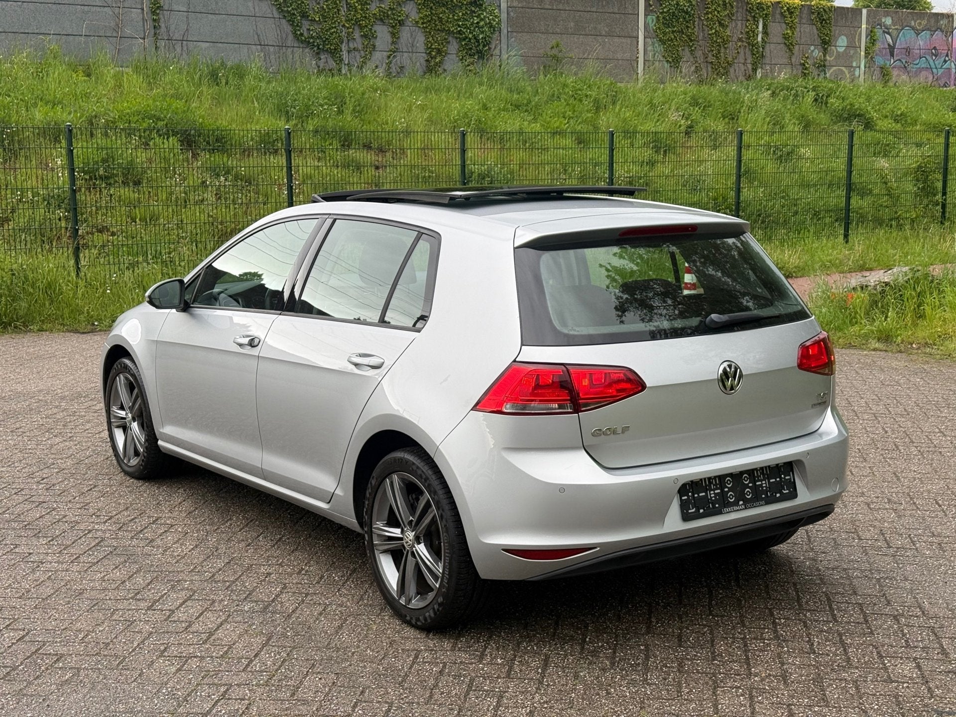 Volkswagen Golf 1.2 TSI High Line PANO I PDC I R LINE VELGEN, Auto's, Voorwielaandrijving, Gebruikt, 82 pk, Origineel Nederlands