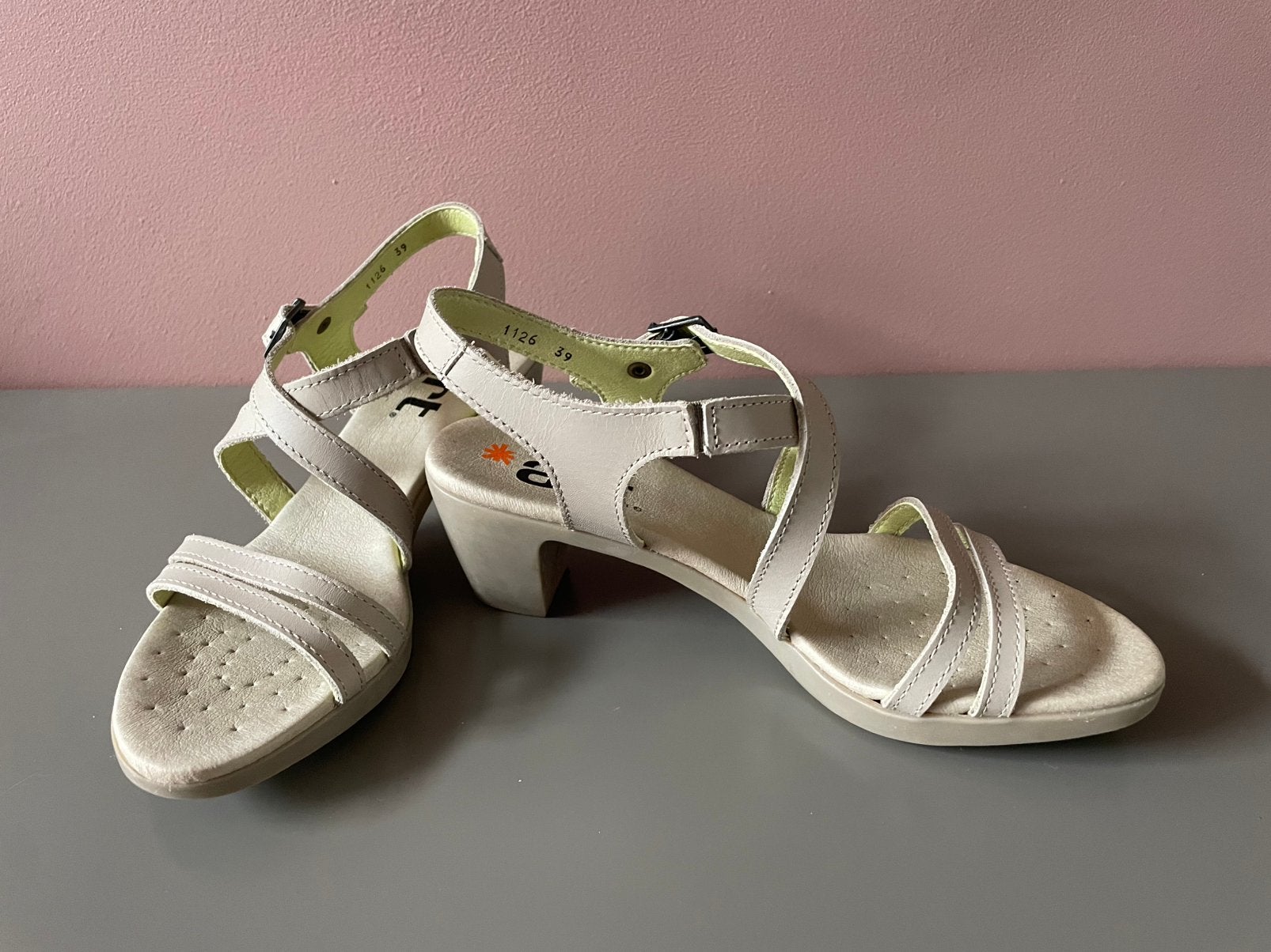 ART 1126 beige sandaaltje mt39, Kleding | Dames, Beige, Zo goed als nieuw, Sandalen of Muiltjes, Ophalen of Verzenden