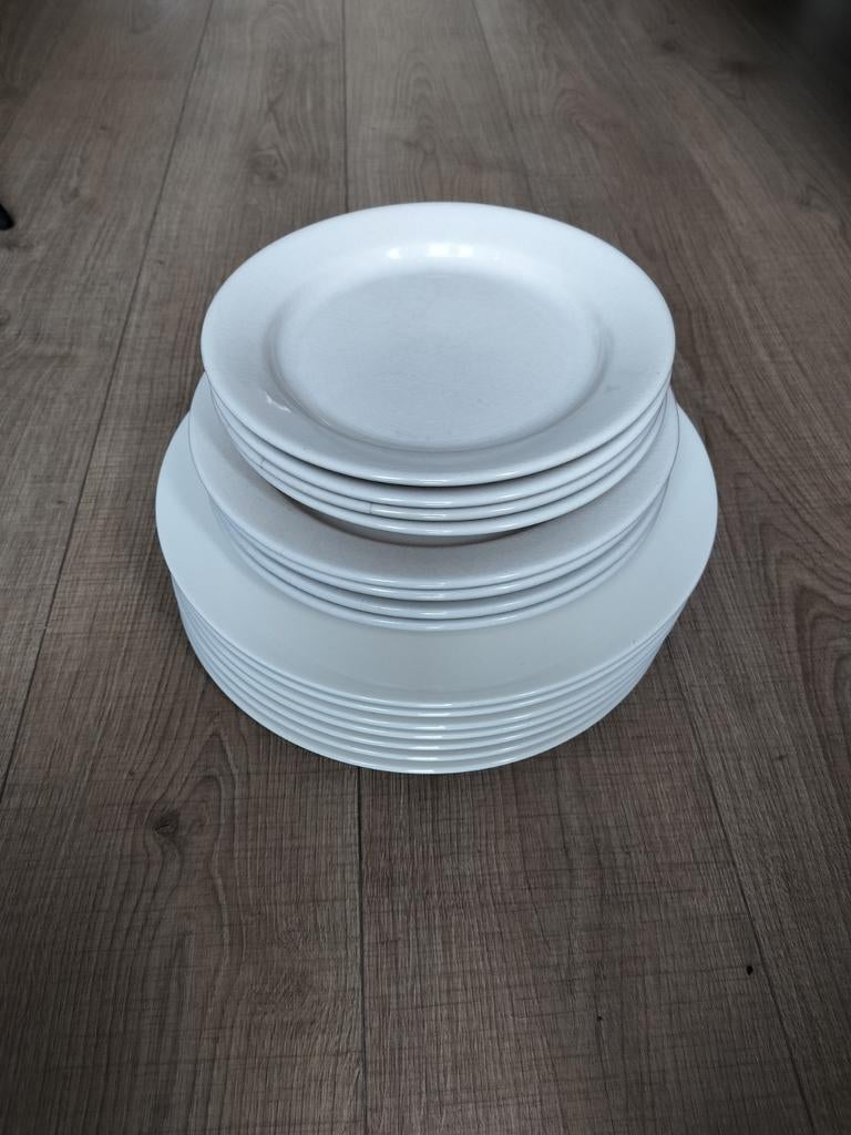 Gratis set 15 witte borden. 4 kleine, 4 middel, 7 groot, Huis en Inrichting, Keuken | Servies, Ophalen, Gebruikt, Keramiek, Bord(en)