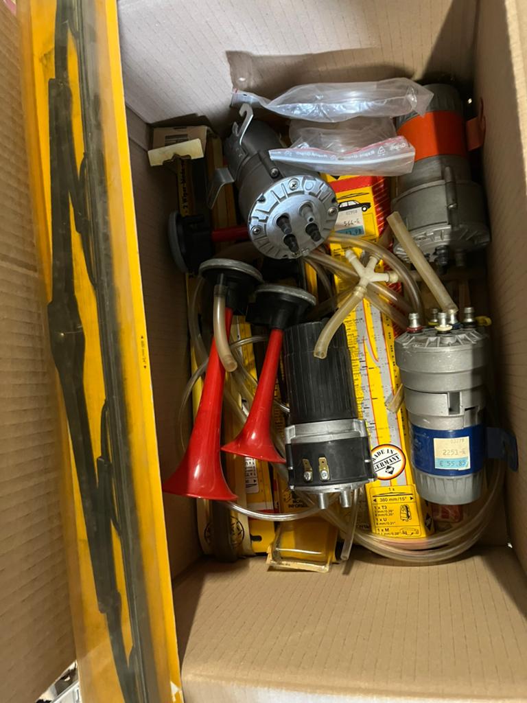 Compressor 12 volt voor lucht hoorn + div spuitbussen, Ophalen of Verzenden, Zo goed als nieuw